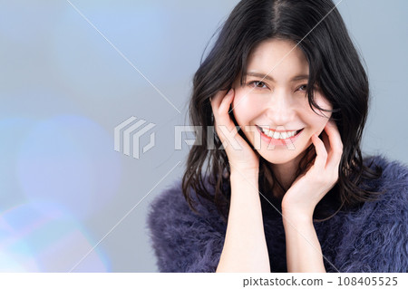 灰色背景下做皮膚護理的中年婦女 108405525