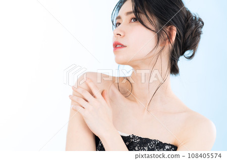 一位中年婦女在白色背景下做皮膚護理 108405574