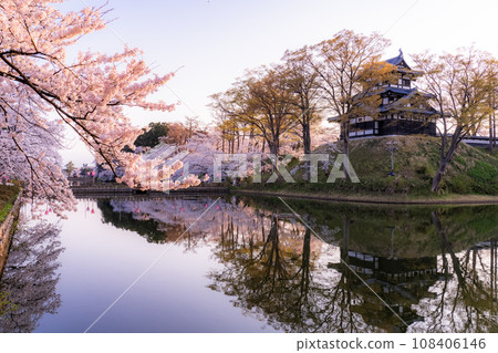 【新潟縣】櫻花盛開,春天的高田城跡公園 【新潟縣】櫻花盛開,春天的高田城跡公園 108406146