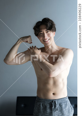 酷帥的日本男人訓練他的肌肉、二頭肌、垂直看鏡頭 酷帥的日本男人訓練他的肌肉、二頭肌、垂直看鏡頭 108406229