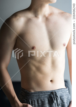 年輕人訓練有素的身體，沒有臉 108406240