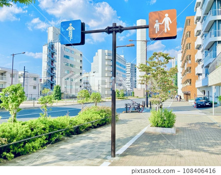 人行道上設有允許自行車在人行道上騎行的標誌 108406416