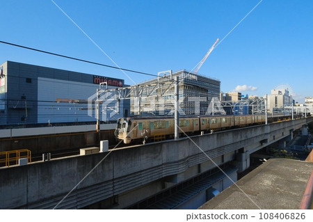 橫濱市營地鐵綠線列車與城市景觀 橫濱市營地鐵綠線列車與城市景觀 108406826