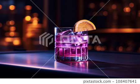 吧台上的紫色雞尾酒 吧台上的紫色雞尾酒 108407641