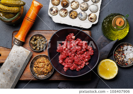 Cooking savory beef tartare and brown bread toasts 108407906