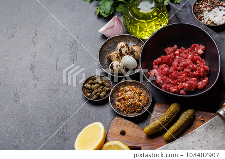 Cooking savory beef tartare and brown bread toasts 108407907