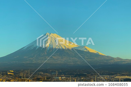 Fuji seen from the townscape 108408035
