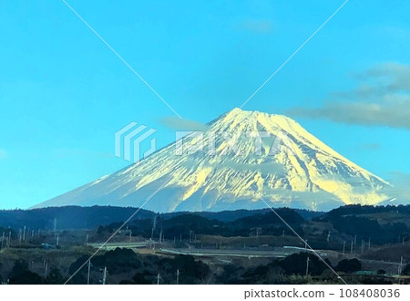 Fuji seen from the countryside 108408036