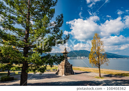 Stone lantern on the shore of Lake Biwa, Ishiba Joyato, Otsu City, Shiga Prefecture 108408362