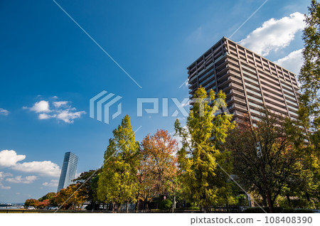 High-rise hotels and condominiums built on the shores of Lake Biwa in Otsu City High-rise hotels and condominiums built on the shores of Lake Biwa in Otsu City 108408390