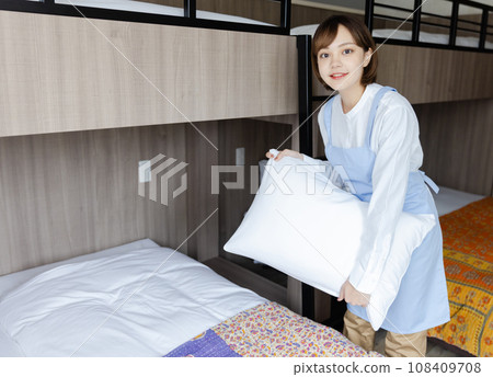 整理床舖的可愛女人 108409708