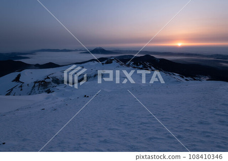 仲冬時節，從母寒嶽山頂眺望雄寒岳和阿寒湖 108410346