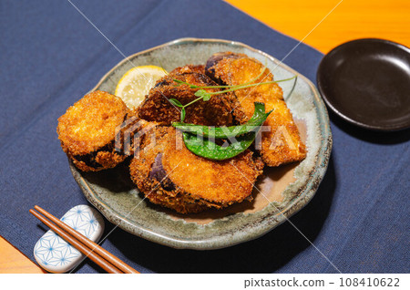 Autumn fried eggplant 108410622
