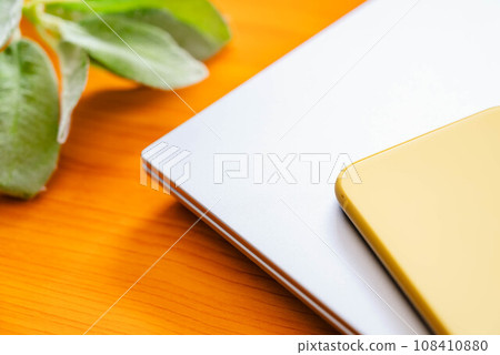 辦公桌上的筆記型電腦和智慧型手機 辦公桌上的筆記型電腦和智慧型手機 108410880