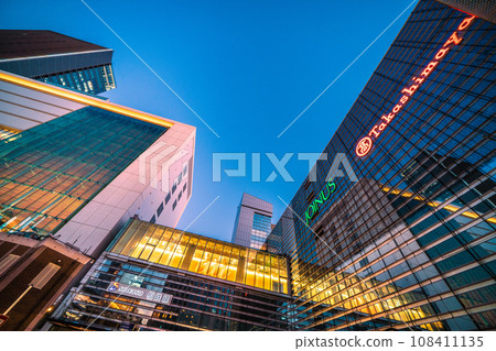 Japan's Yokohama cityscape in November, looking at Yokohama Station, etc... Escape from the coronavirus and move into a brighter era = November 2nd 108411135