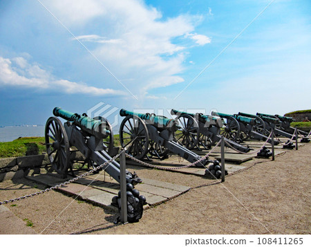 Cannons lined up on the walls of Kronborg Slots, Helsingor, Zealand, Denmark 108411265