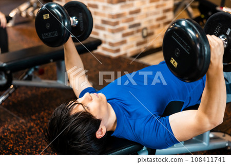 男人在健身房做舉重訓練 男人在健身房做舉重訓練 108411741