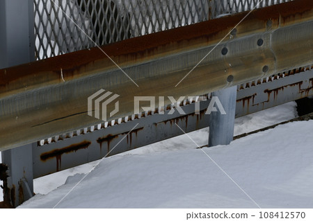 雪路上安裝生鏽的護欄 雪路上安裝生鏽的護欄 108412570