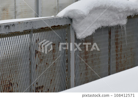 有厚厚一層雪的舊柵欄 有厚厚一層雪的舊柵欄 108412571