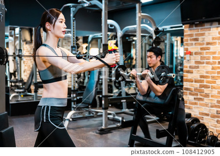 男性和女性在健身房訓練 108412905