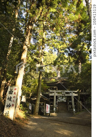 Yuki Shrine approach and worship hall (vertical composition) Yuki Shrine approach and worship hall (vertical composition) 108413119