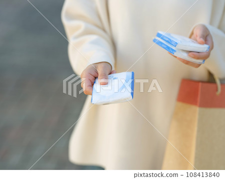 A woman handing out tissues 108413840