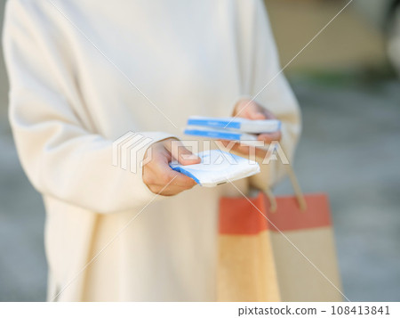 一名婦女正在分發紙巾 108413841