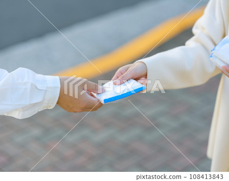 一名婦女正在分發紙巾 一名婦女正在分發紙巾 108413843