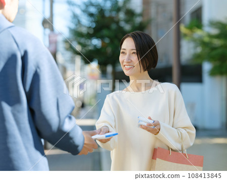 一名婦女正在分發紙巾 108413845