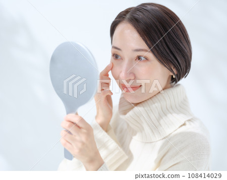 女性檢查自己的皮膚、美容、護膚 女性檢查自己的皮膚、美容、護膚 108414029