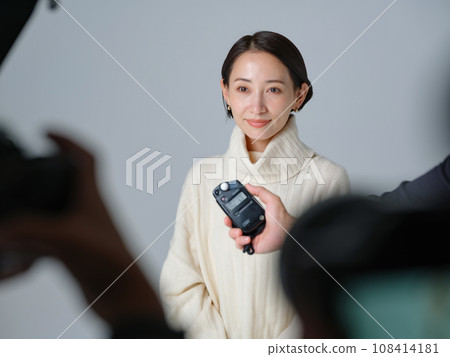 Studio shooting 108414181