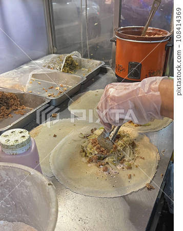 攤販正在製作潤餅 攤販正在製作潤餅 108414369