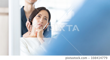 Worried women/beauty salons 108414779
