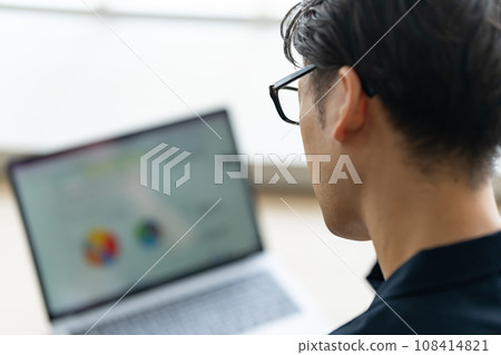 使用個人計算機的商人 使用個人計算機的商人 108414821