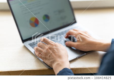 Businessman using a personal computer 108414825