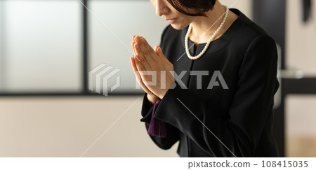 woman attending a funeral 108415035