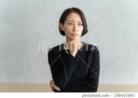 葬禮/憂心忡忡的女人 108415065