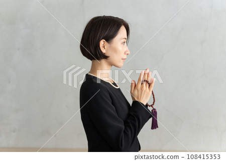 woman attending a funeral 108415353