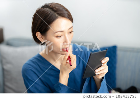 應用口紅的女人 應用口紅的女人 108415755