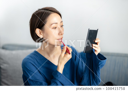 應用口紅的女人 應用口紅的女人 108415758