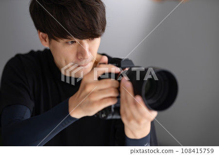 拿著照相機的一個人 拿著照相機的一個人 108415759