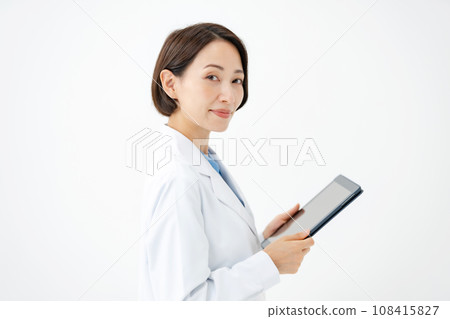 A woman in a white coat 108415827