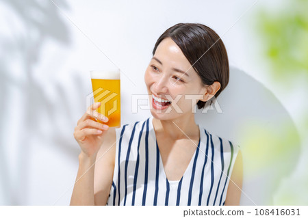 Woman drinking beer 108416031