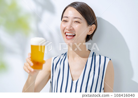 Woman drinking beer 108416040