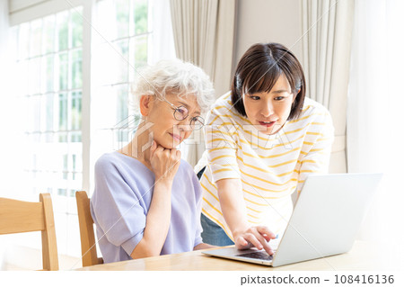 高級女性在客廳學習電腦 108416136