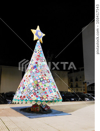 Christmas tree made of crochet with threads of many colors 108417543