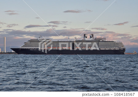 Luxury liner at Osaka harbor 108418567