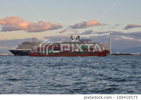 Luxury cruise ships and container ships in Osaka Port 108418573