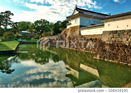 小田原城二之丸住吉橋和銅門風景 108419105