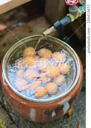 用溫泉水做的鍋子裡有很多溫泉蛋 108419451